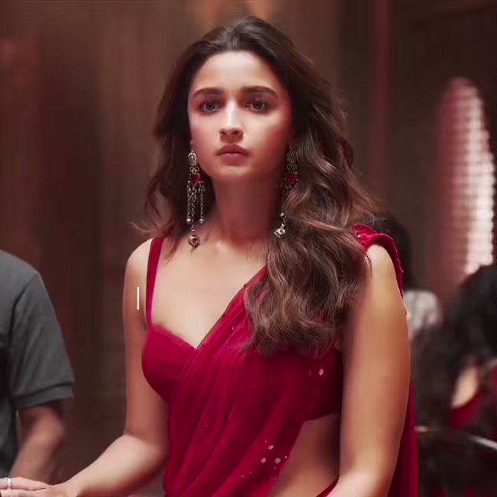 alia bhatt smiles boobs
