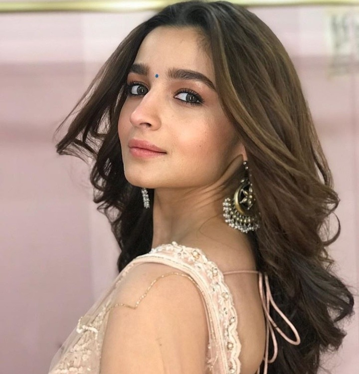 alia bhatt smiles naked
