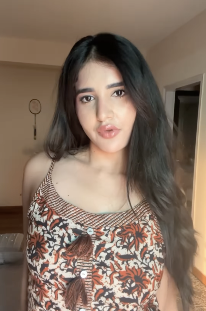 rachel sharma poses boobs
